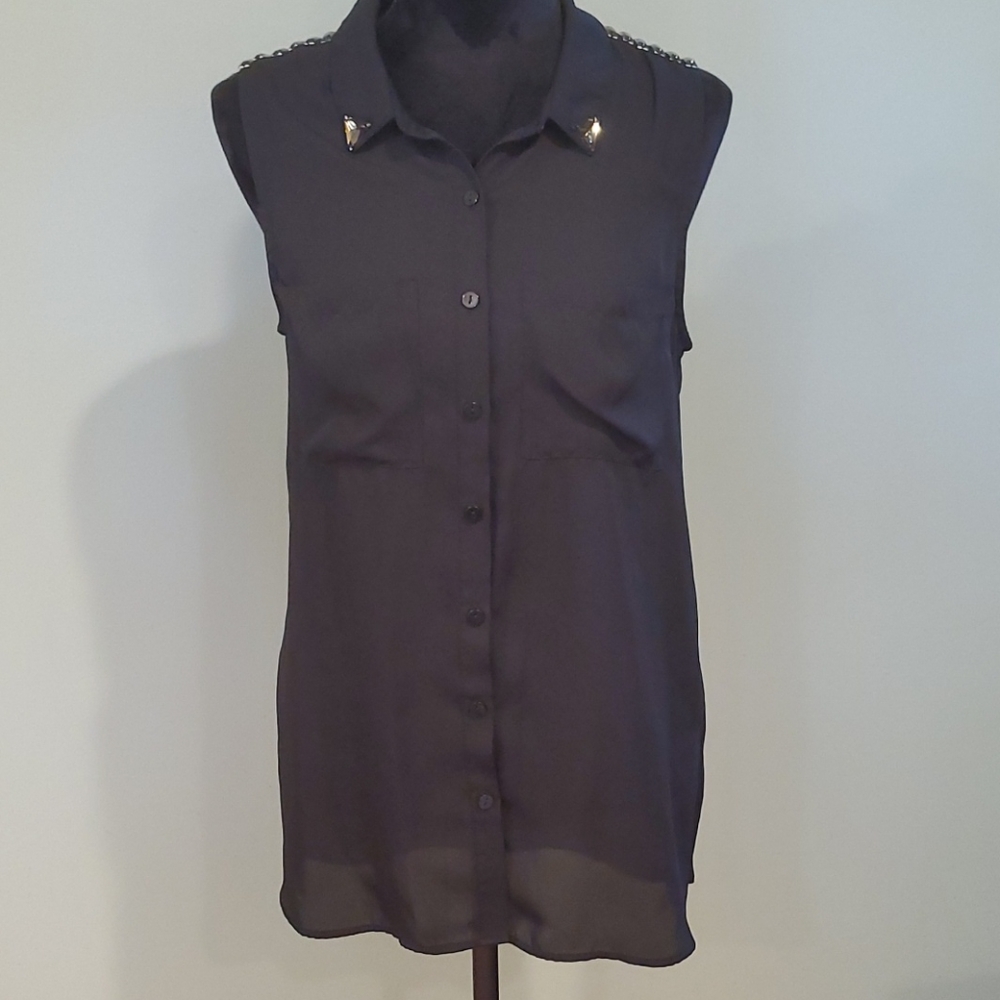 Divided sleeveless shirt